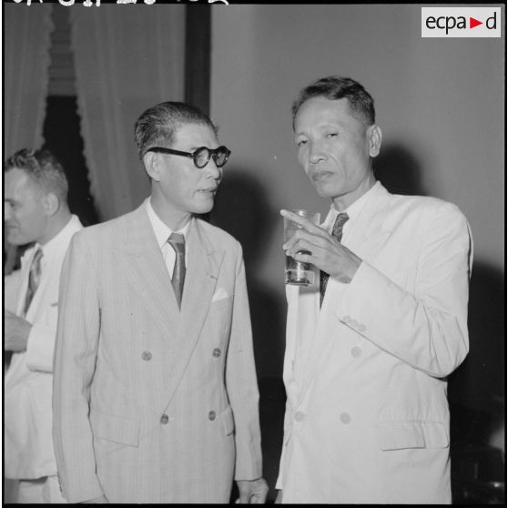 2 à 8 Les nouveaux ministres et des membres de la nouvelle Assemblée nationale accueillis par M. de Raymond. [description provisoire]