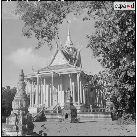 Temple entouré de stûpas, à la sortie de la ville de Phnom Penh, sur la route de Saïgon. [description provisoire]
