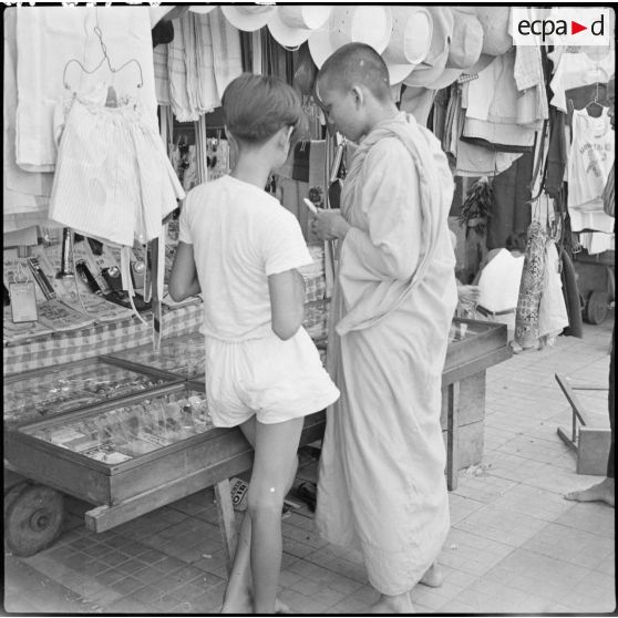 2 Un bonze fait de menus achats pour ses besoins personnels, dans la boutique d'un Chinois. [description provisoire]