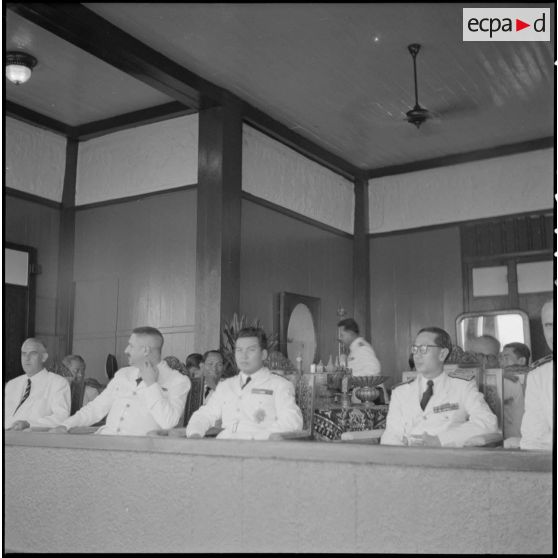 1 à 12  La fête des Eaux : rassemblement des pirogues devant les autorités dont le roi du Cambodge et feu d'artifice. [description provisoire]