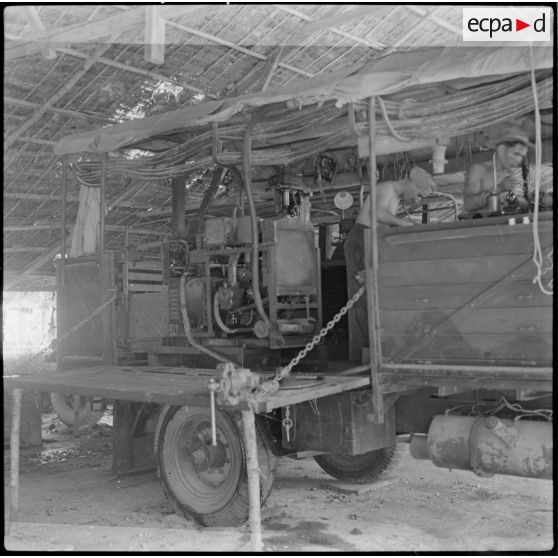 17 Atelier de réparation automobile à bord d'un GMC 6X6 (General Motors Company). [description provisoire]