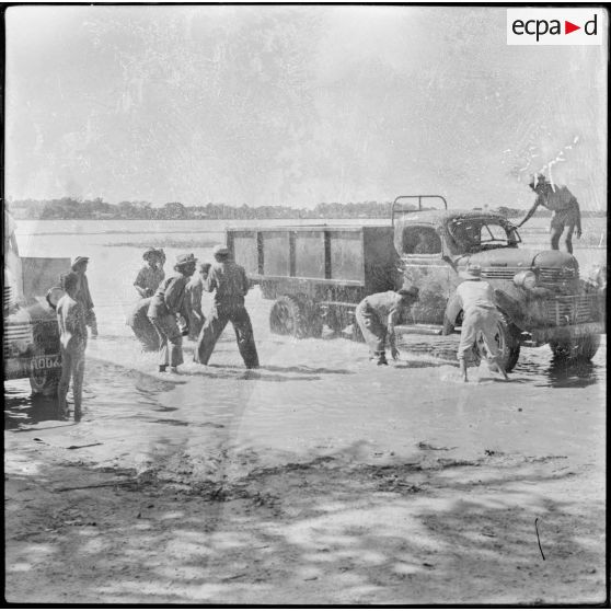 20 Camion lavé dans le lit de la rivière. [description provisoire]