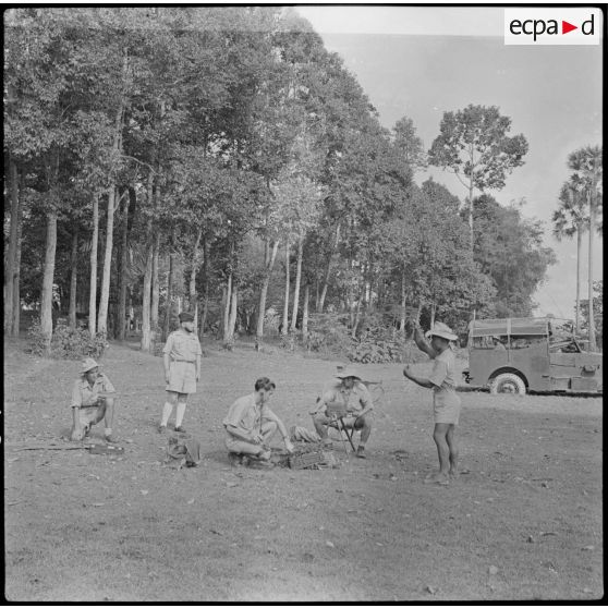 24 à 25 Des militaires cambodgiens et français  font un exercice avec du matériel de transmission en rase campagne. [description provisoire]