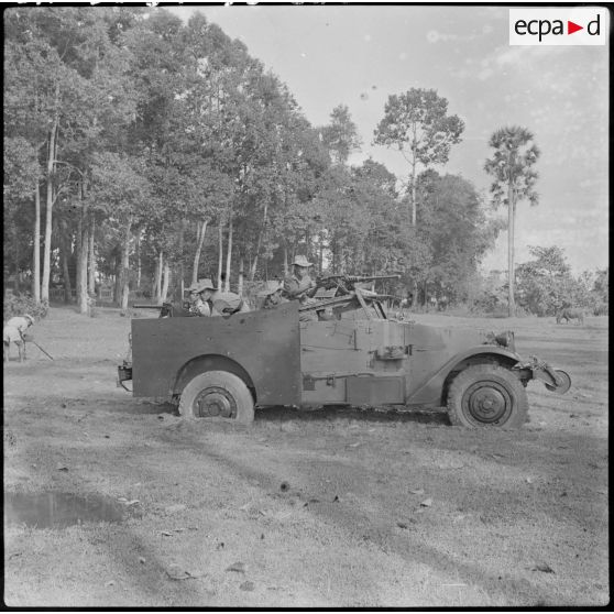 26 à 29 Des scout-cars M3A1 se sont embourbés dans le terrain spongieux durant l'exercice. [description provisoire]