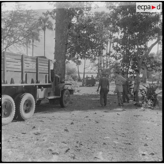 34 Un camion GMC 6X6 ( à treuil)  vu de profil avant, venu retirer les véhicules enlisés. [description provisoire]