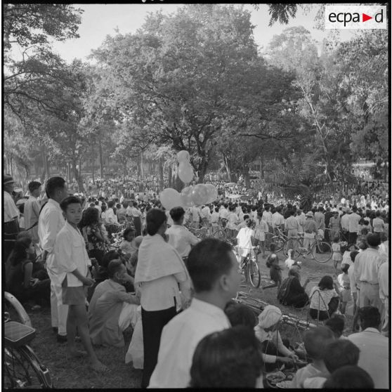 2 à 15 Discours du ministre chargé de l'Information et défilé des élèves des différentes écoles de Phnom Penh. [description provisoire]