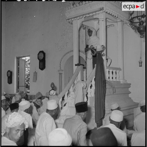 1 Prière du vendredi à l'intérieur de la mosquée malaise de Chruichangvar : l'imam s'adresse aux fidèles. [description provisoire]