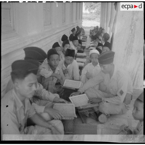 10 Lecture du Coran à l'école coranique par et d'autres jeunes. [description provisoire]