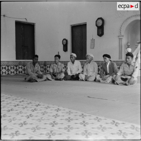 12 Entretien avec l'imam, chef de la mosquée et quelques corréligionnaires. [description provisoire]