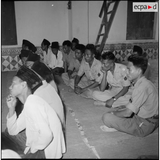 2 à 7 Les fidèles malais en prière à la mosquée le vendredi. [description provisoire]