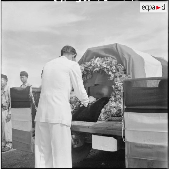 8 SE Penn Nouth épingle la décoration sur le cercueil. [description provisoire]