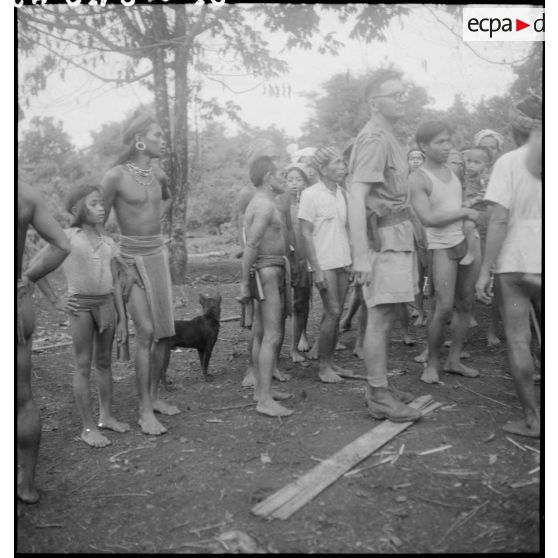 13 à 14 Le capitaine Serres et les hommes du 4e BCC accueillis par les "Braos" appartenant à une tribu montagnarde. [description provisoire]
