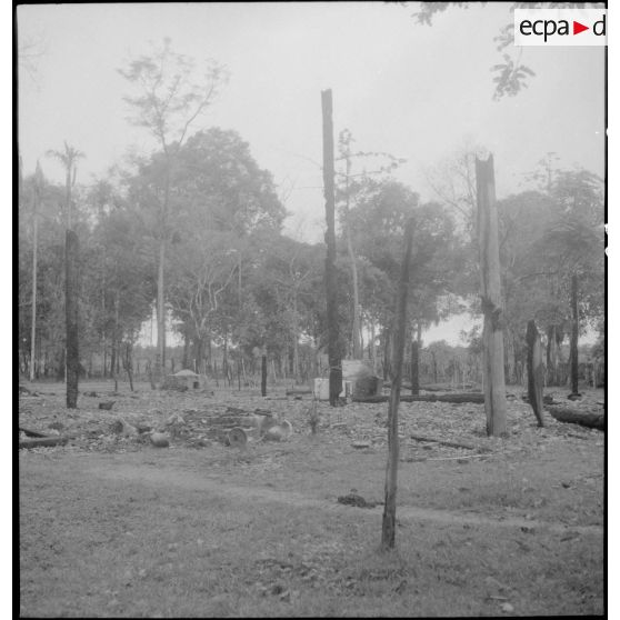16 Le centre de Voeun Sai en ruines, brulé au cours de l'incursion d'une bande Viêt Minh. Un poste vient de s'y installe [description provisoire]