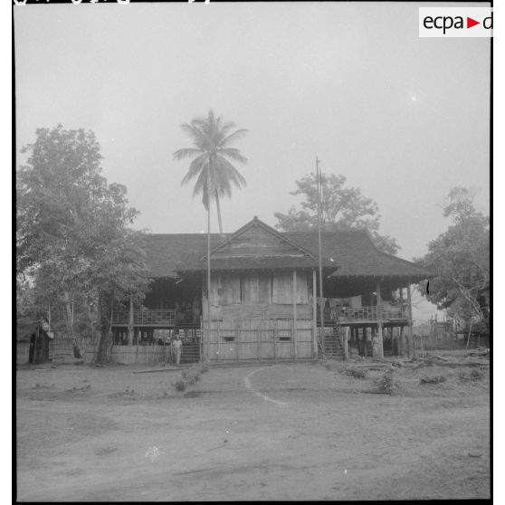 17 Le bâtiment des Eaux et Forêts de Voeun Sai, non détruit par les Viêt Minhs, sert de PC aux chasseurs cambodgiens. [description provisoire]
