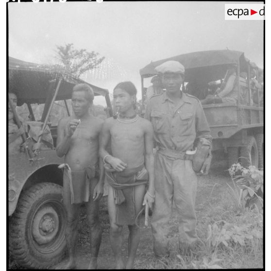 6 à 7 Photographie de groupe d'un chasseur cambodgien (4e BCC ?) et de 2 montagnards d'une tribu. [description provisoire]