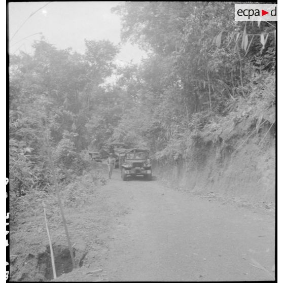 8 à 12 Traversée difficile pour le convoi : passages dangereux, cours d'eau, col. Dérapage d'un GMC sur le bas-côté. [description provisoire]