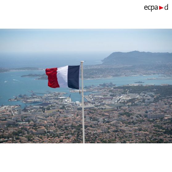 Le drapeau tricolore surplombe la rade de Toulon depuis la place d'armes du mémorial du débarquement et de la libération de Provence.