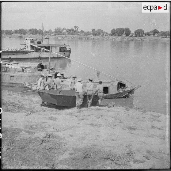 27 Transport des matériaux par voie d'eau. [description provisoire]