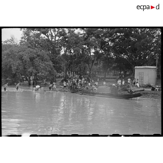 Habitants de Hué consolidant les berges après les inondations des 16 et 17 juin 1953.