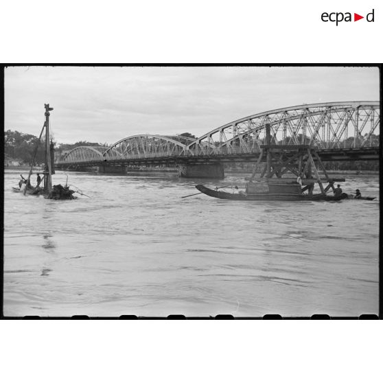 Le pont Clémenceau suite aux inondations survenues les 16 et 17 juin 1953, à Hué.