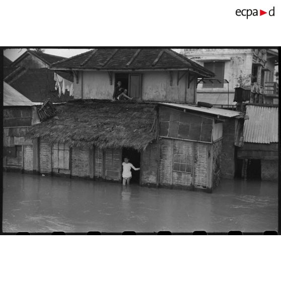 Habitation de Hué après les inondations survenues les 16 et 17 juin 1953.