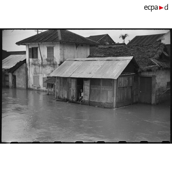 Habitations de Hué après les inondations survenues les 16 et 17 juin 1953.