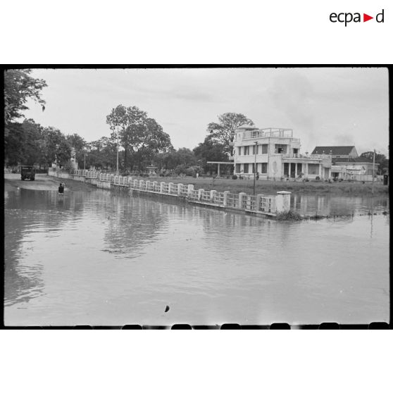 Le palais du gouverneur après les inondations survenues les 16 et 17 juin 1953, à Hué.