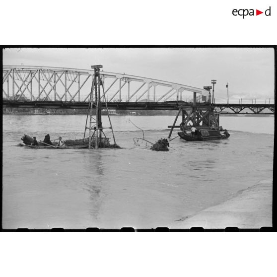 Le pont Clémenceau après les inondations survenues les 16 et 17 juin 1953, à Hué.