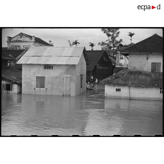 Habitations de Hué après les inondations survenues les 16 et 17 juin 1953.
