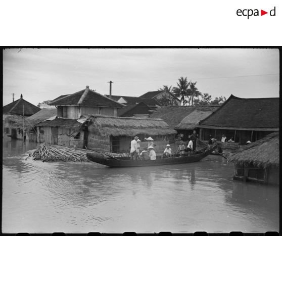 Habitations de Hué après les inondations survenues les 16 et 17 juin 1953.