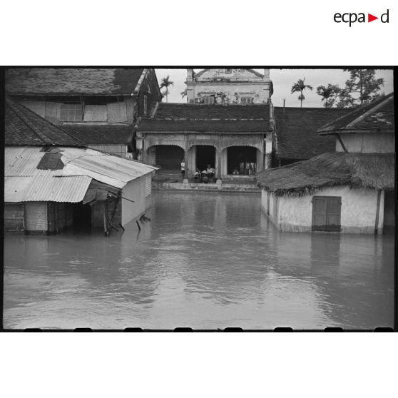 Habitations et civils de Hué après les inondations survenues les 16 et 17 juin 1953.