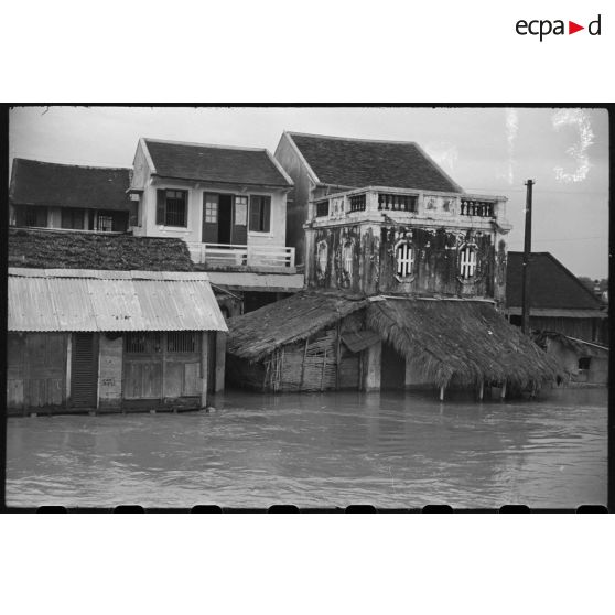 Habitations de Hué après les inondations survenues les 16 et 17 juin 1953.