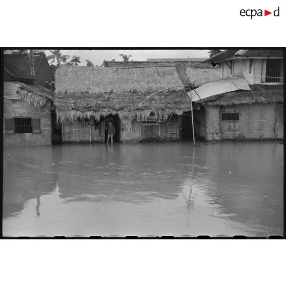 Habitations de Hué après les inondations survenues les 16 et 17 juin 1953.