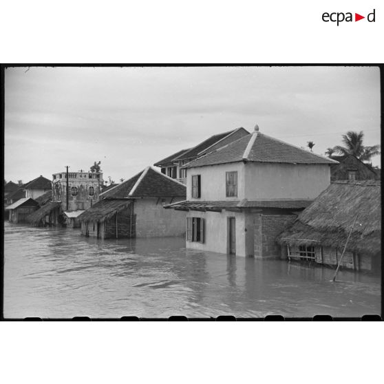 Habitations de Hué après les inondations survenues les 16 et 17 juin 1953.