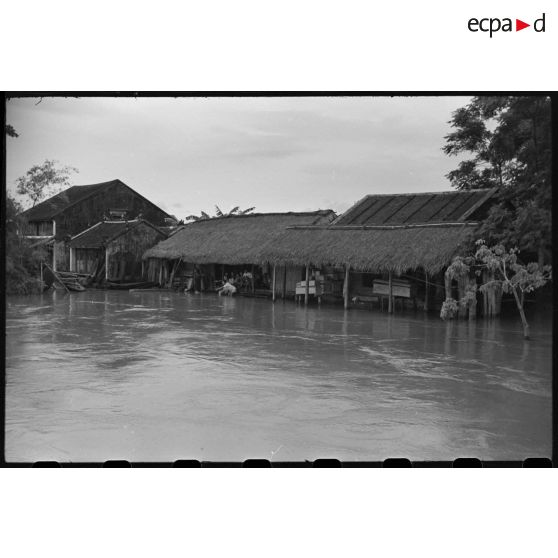 Habitations de Hué après les  inondations survenues les 16 et 17 juin 1953.