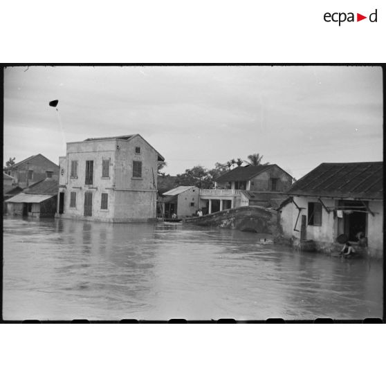 Habitations de Hué après les inondations survenues les 16 et 17 juin 1953.