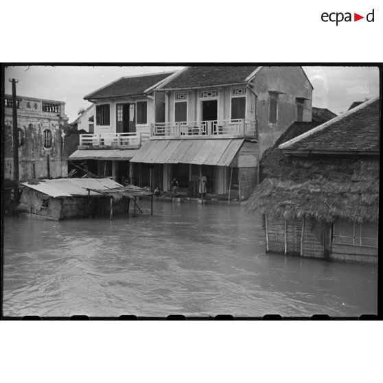Habitations et civils de Hué après les inondations survenues les 16 et 17 juin 1953.