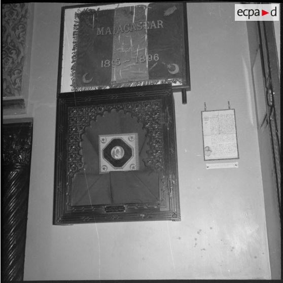 Ecrin présentant quelques franges du drapeau du 1er régiment de tirailleurs algériens (RTA) qui a été brûlé en 1870 lors de la défaite française.