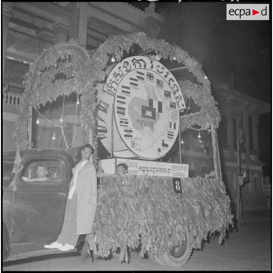 Dans la soirée du 5 mai 1952, le cortège des chars fleuris et illuminés admirés par la foule des Cambodgiens. [description provisoire]