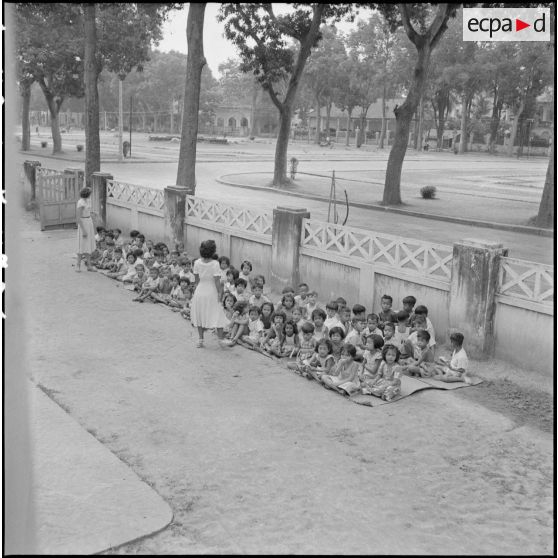 Classe en plein air à l'école Norodom au Cambodge. [description provisoire]