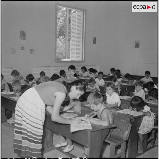 3 à 22 Les salles de classes maternelle et primaire. La cour de récréation. Les bâtiments. [description provisoire]