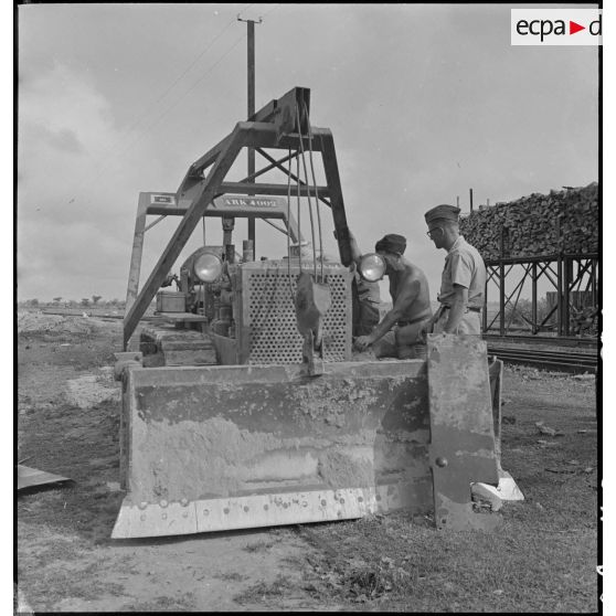 1 à 14 Construction d'une ferme à Pursat : travaux de terrassement et de maçonnerie par le génie de l'ARK . [description provisoire]