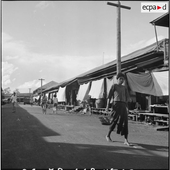 La rue principale d'Aranya, ville frontalière du Cambodge.