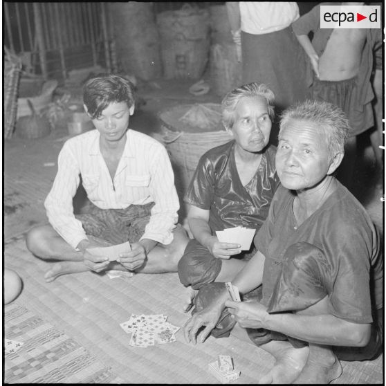 1 à 4 Cambodgiens jouant aux cartes. [description provisoire]