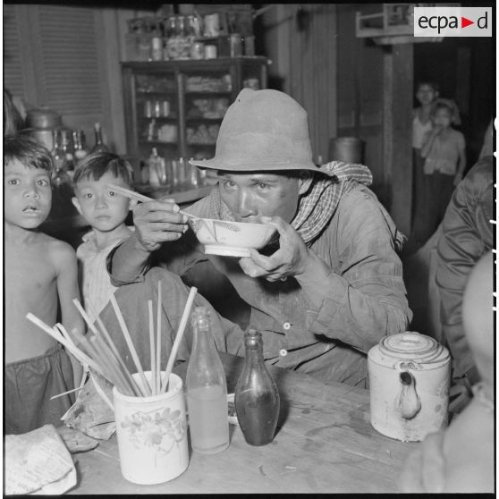 Dans un restaurant de Phnom Penh. [description provisoire]