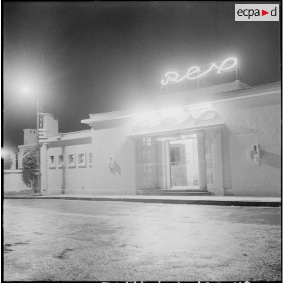 15 à 18  Façade de divers établissements de loisirs : le Rex, le bar grill Rood, le music hall "Aux champs" , le casino. [description provisoire]