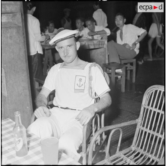 19 à 23  Moments de détente à Phnom Penh, la nuit, pour des militaires. [description provisoire]