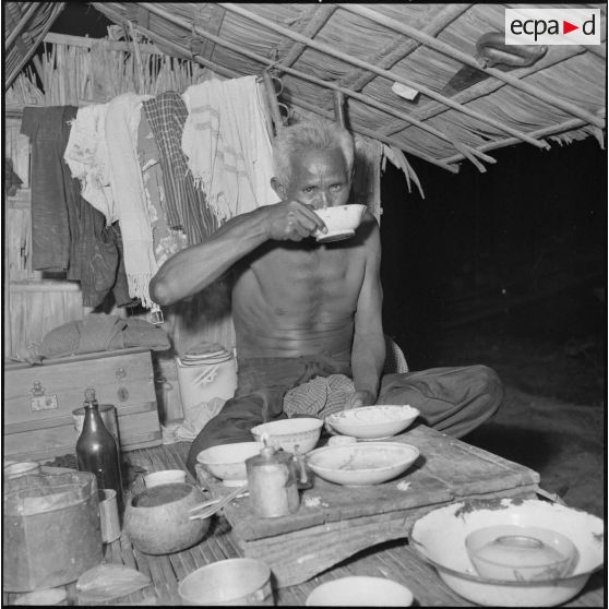 42 à 50 Scènes de la vie quotidienne à bord de sampans, la nuit. [description provisoire]