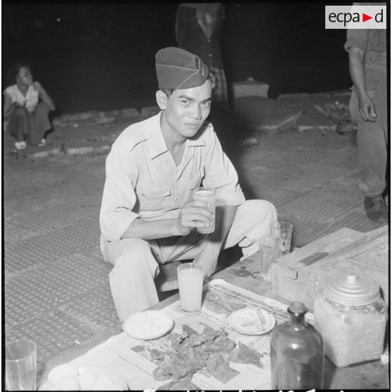 53 à 58 Préparation de repas et dégustation de plats cambodgiens. [description provisoire]