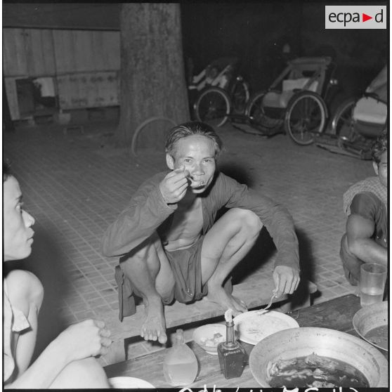 Un Cambodgien mange une soupe dans une rue de Phnom Penh. [description provisoire]